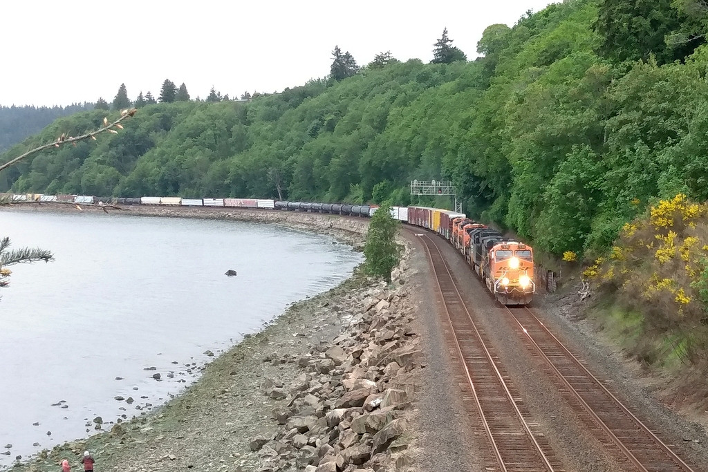 BNSF 7528 leading SB toward interbay